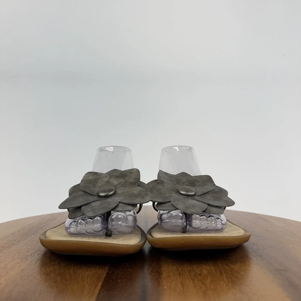 Womens BOC Metallic Gray Leather Flower Thong Casual Flip Flops Sandals Size 9 M